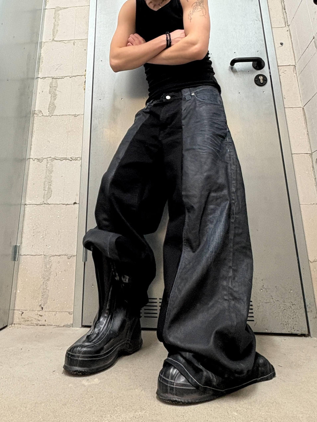 Czarne, luźne, ręcznie robione spodnie: gotycko-punkowe, cybernetyczne ubrania uliczne Y2K