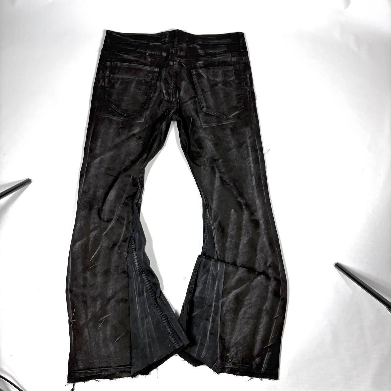 Ręcznie robione czarne woskowane rozszerzane jeansy: Streetwear w stylu grunge z epoki Y2K