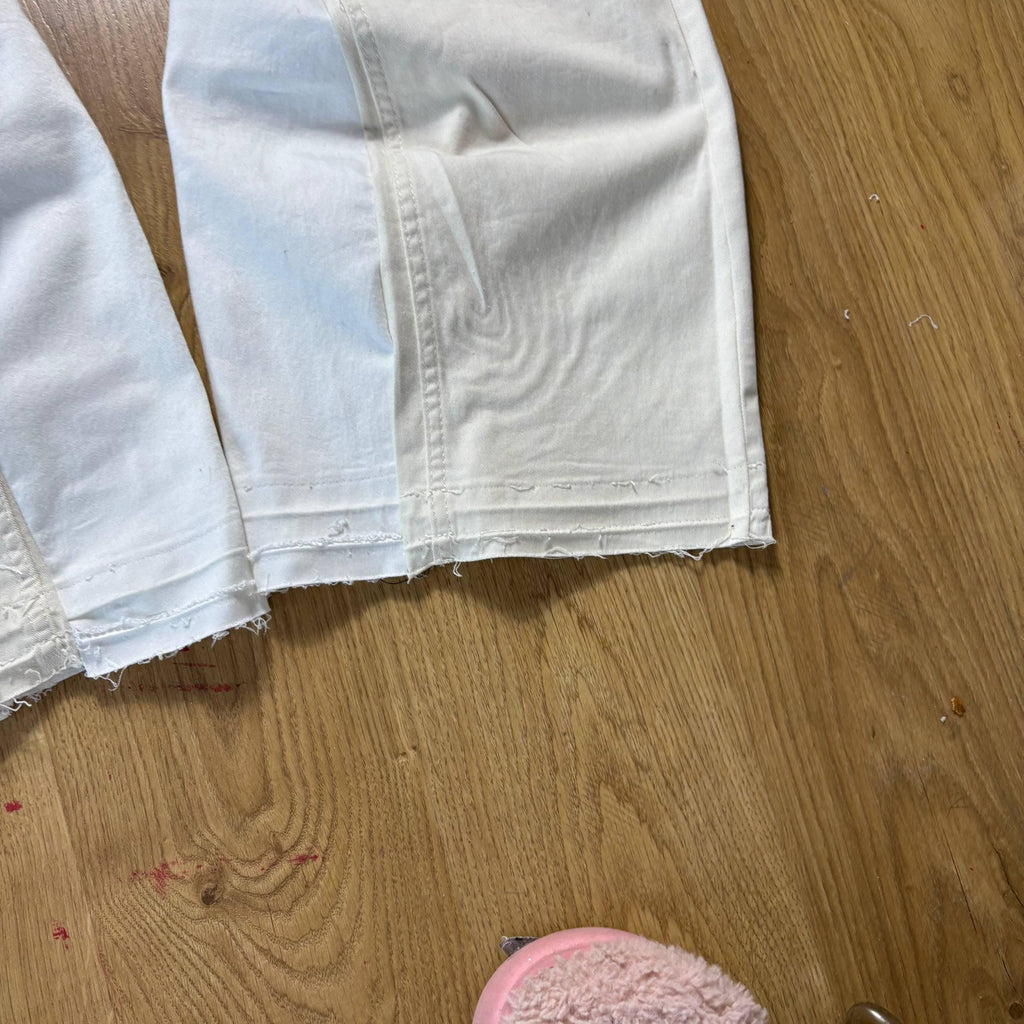 Ręcznie robione białe jeansy z szerokimi nogawkami – Y2K Goth Alt Streetwear