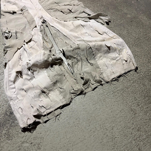 Białe, zniszczone, szerokie dżinsy: Y2K Goth Grunge Streetwear