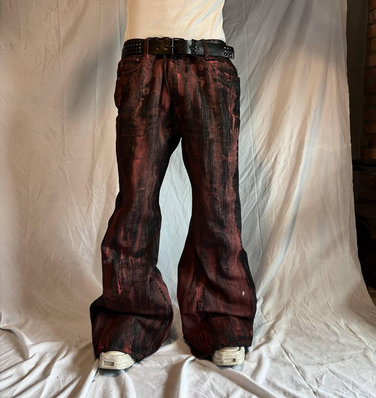Ręcznie robione, czarno-czerwone, malowane, szerokie dżinsy: Gotyckie, grunge'owe, rok 2000
