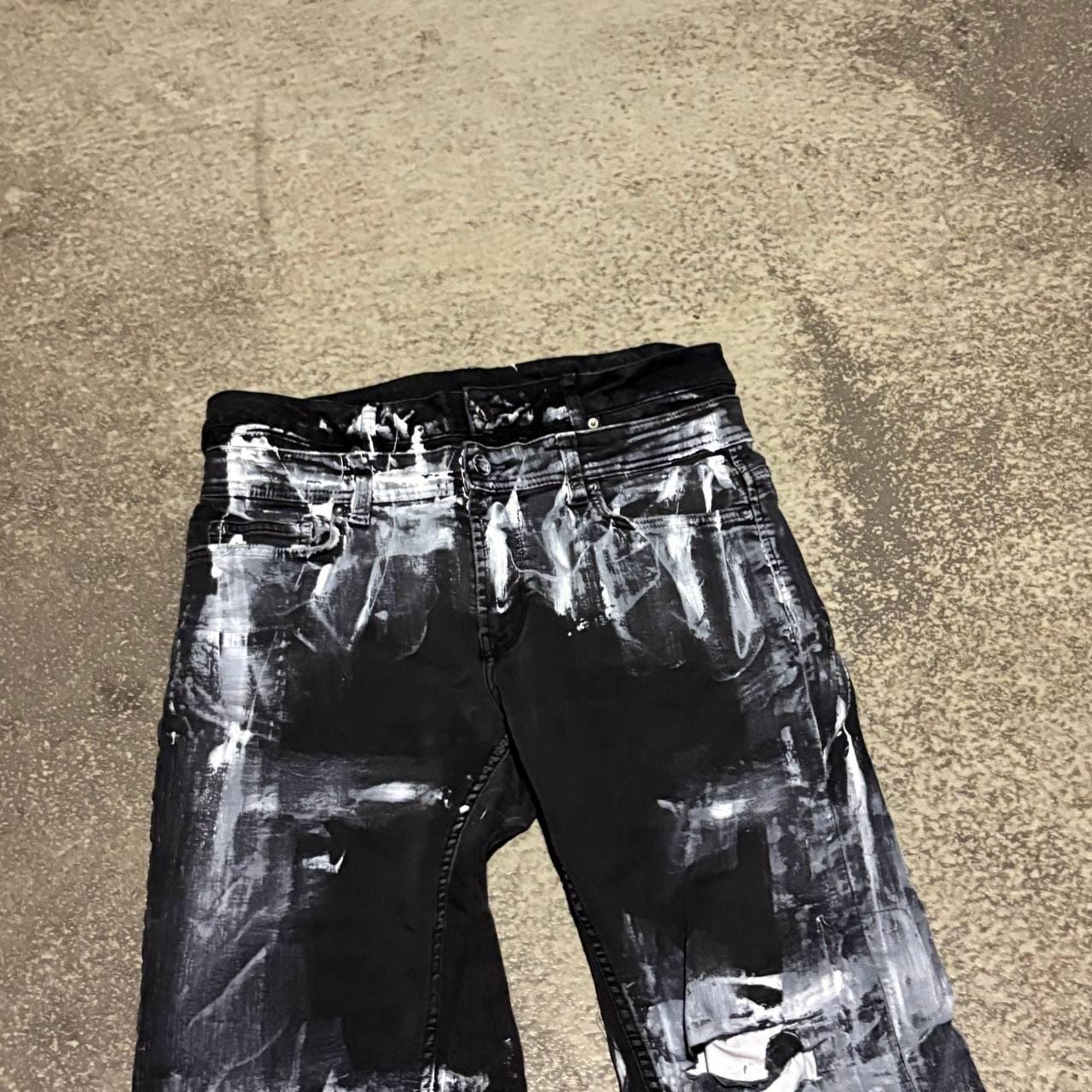 Ręcznie robione, ekstremalnie zniszczone, szerokie dżinsy – spodnie w stylu awangardowym, punkowym, gotyckim i grunge'owym