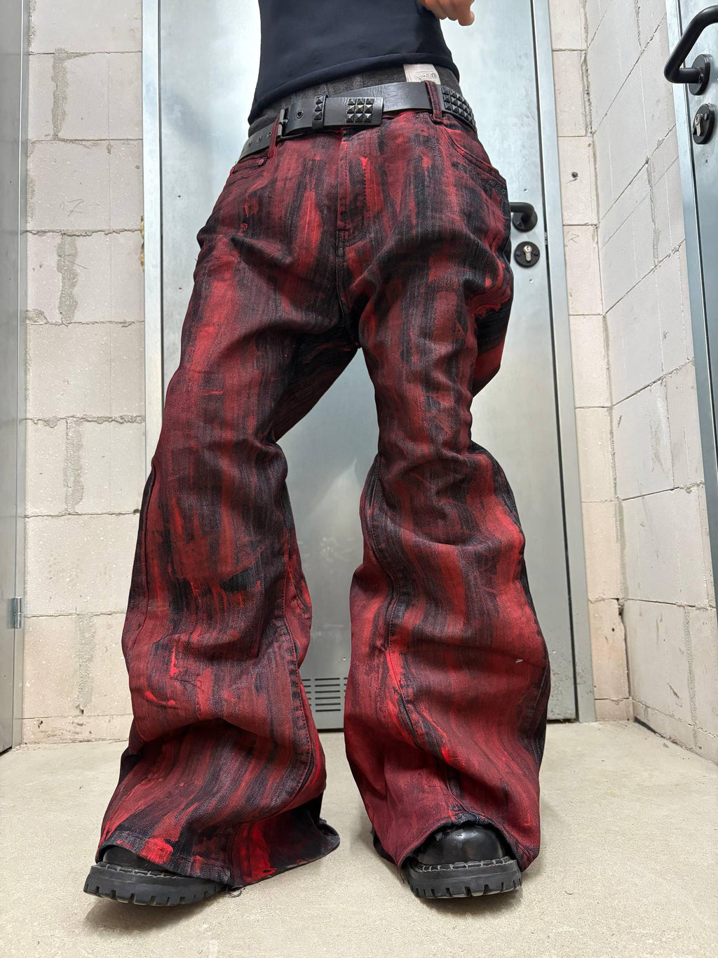 Czarno-czerwone, rozszerzane, ręcznie robione jeansy: Y2K Goth Punk Alt Streetwear