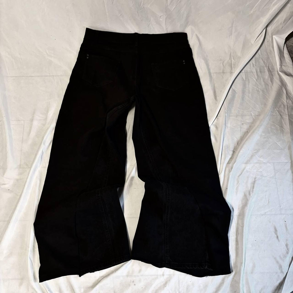 Ręcznie robione czarne rozszerzane jeansy typu baggy: odzież uliczna w stylu gotyckim i punkowym z epoki Y2K