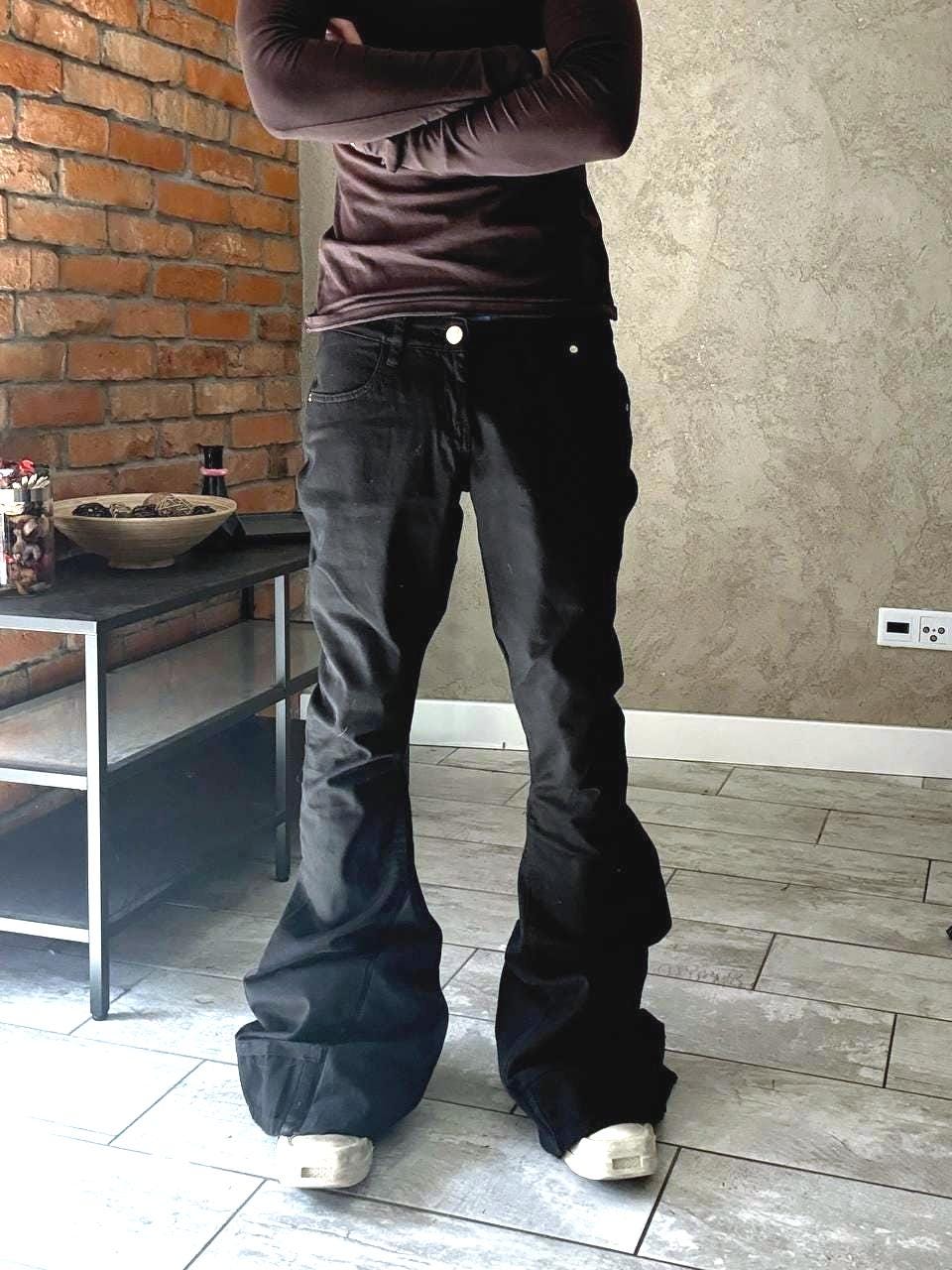 Ręcznie robione czarne rozszerzane jeansy typu baggy: odzież uliczna w stylu gotyckim i punkowym z epoki Y2K