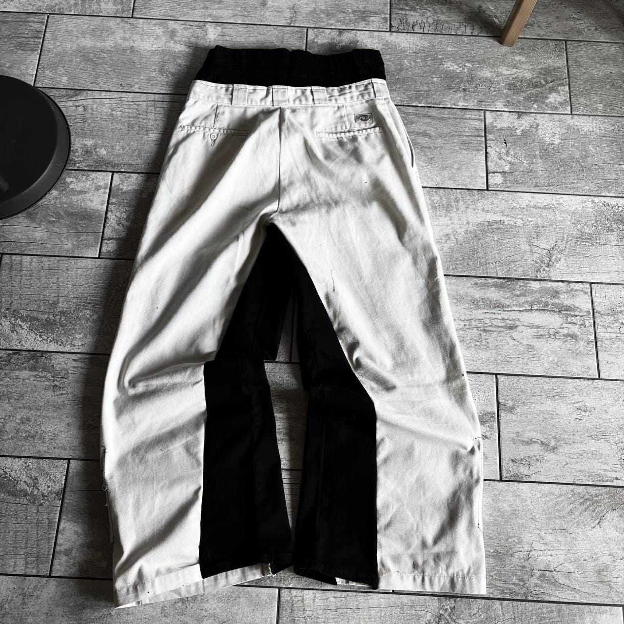 Znoszone białe jeansy z szerokimi nogawkami: Grunge Goth Y2K