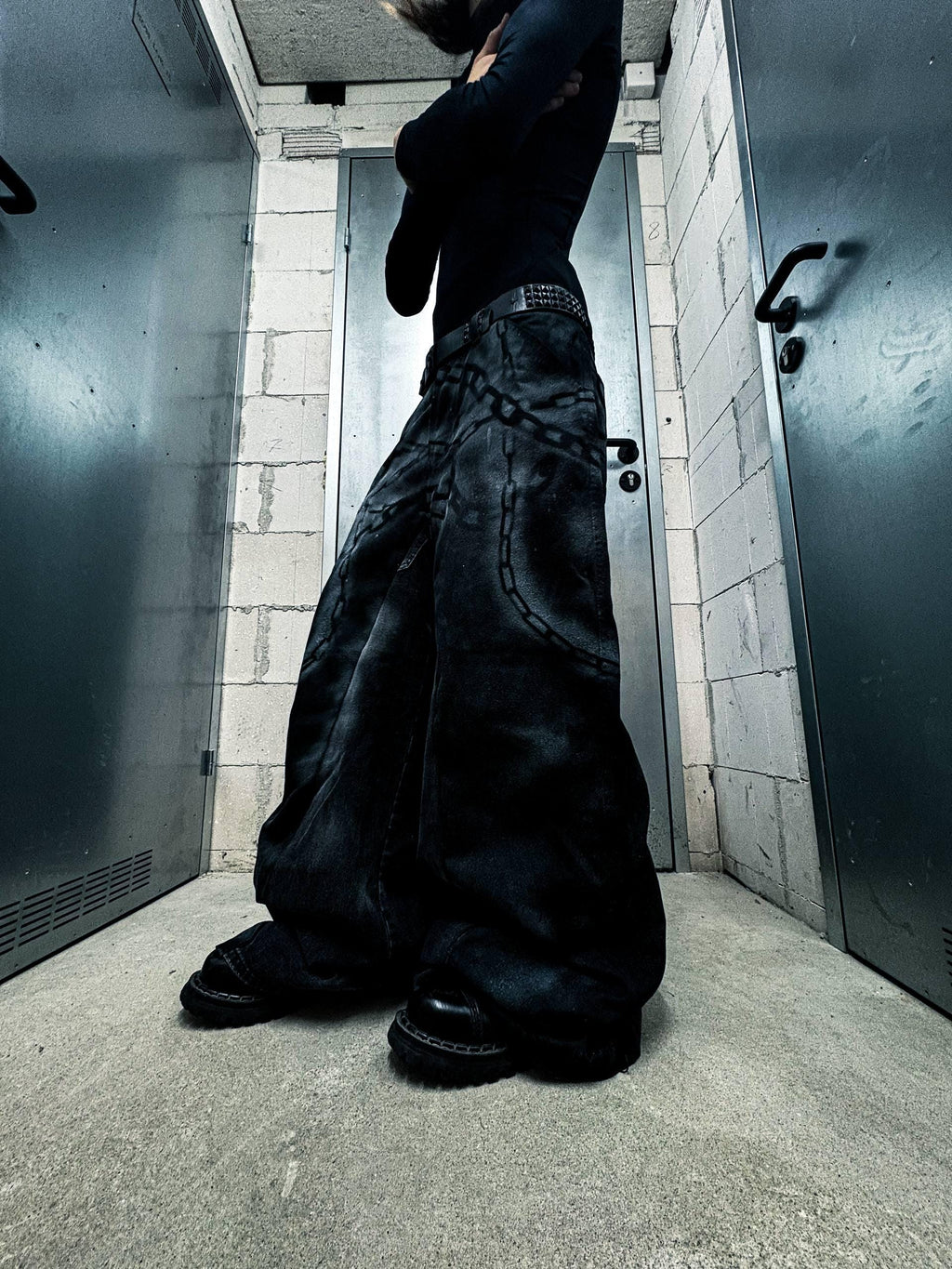 Jeansy gotyckie z szerokimi nogawkami, ręcznie robione: łańcuszki i spray, spodnie punkowe z recyklingu