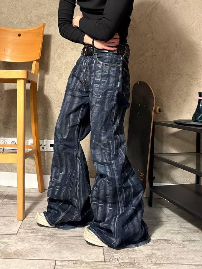 Spodnie z szerokimi nogawkami w kolorze ciemnoniebieskim, woskowane: ręcznie robiony denim w stylu grunge