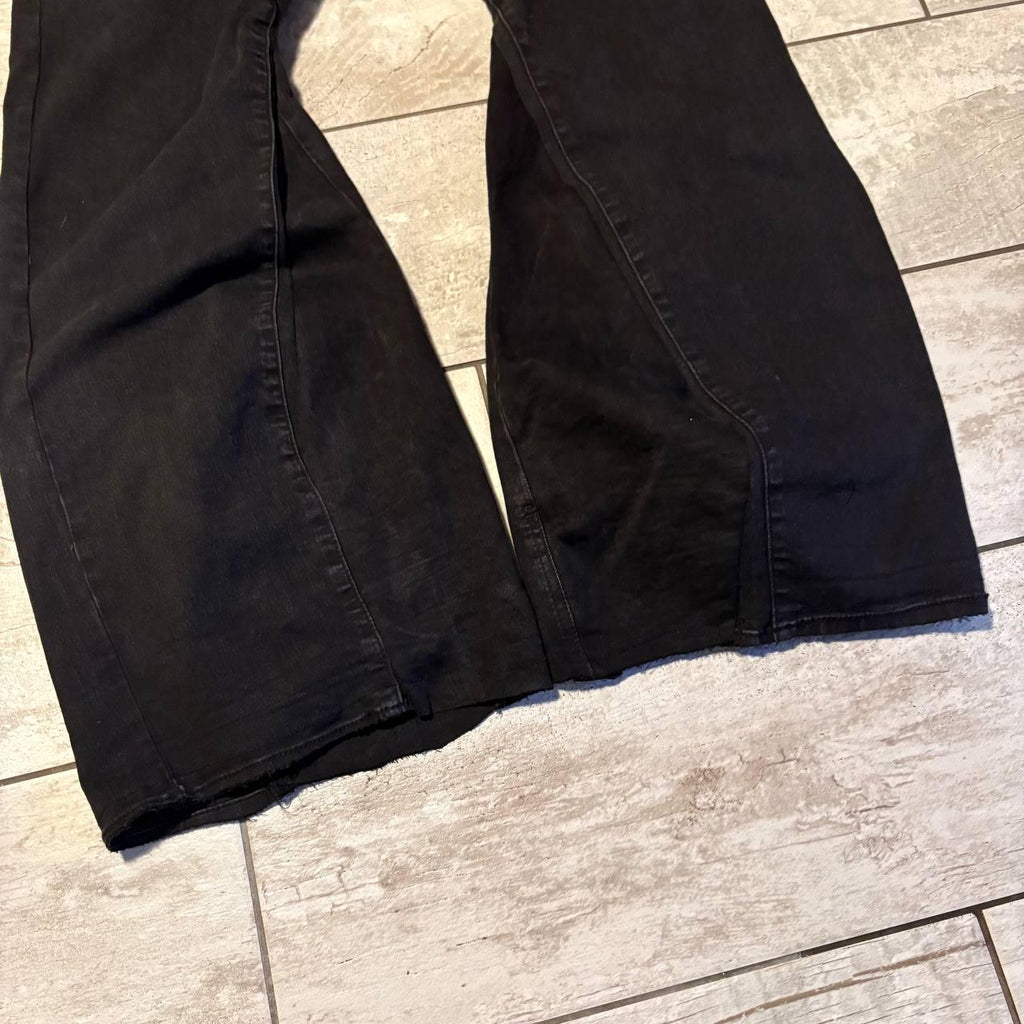 Czarne, szerokie, rozszerzane jeansy – ręcznie robione, workowate spodnie | Gotycki, alternatywny metaliczny styl Y2K Flare Streetwear