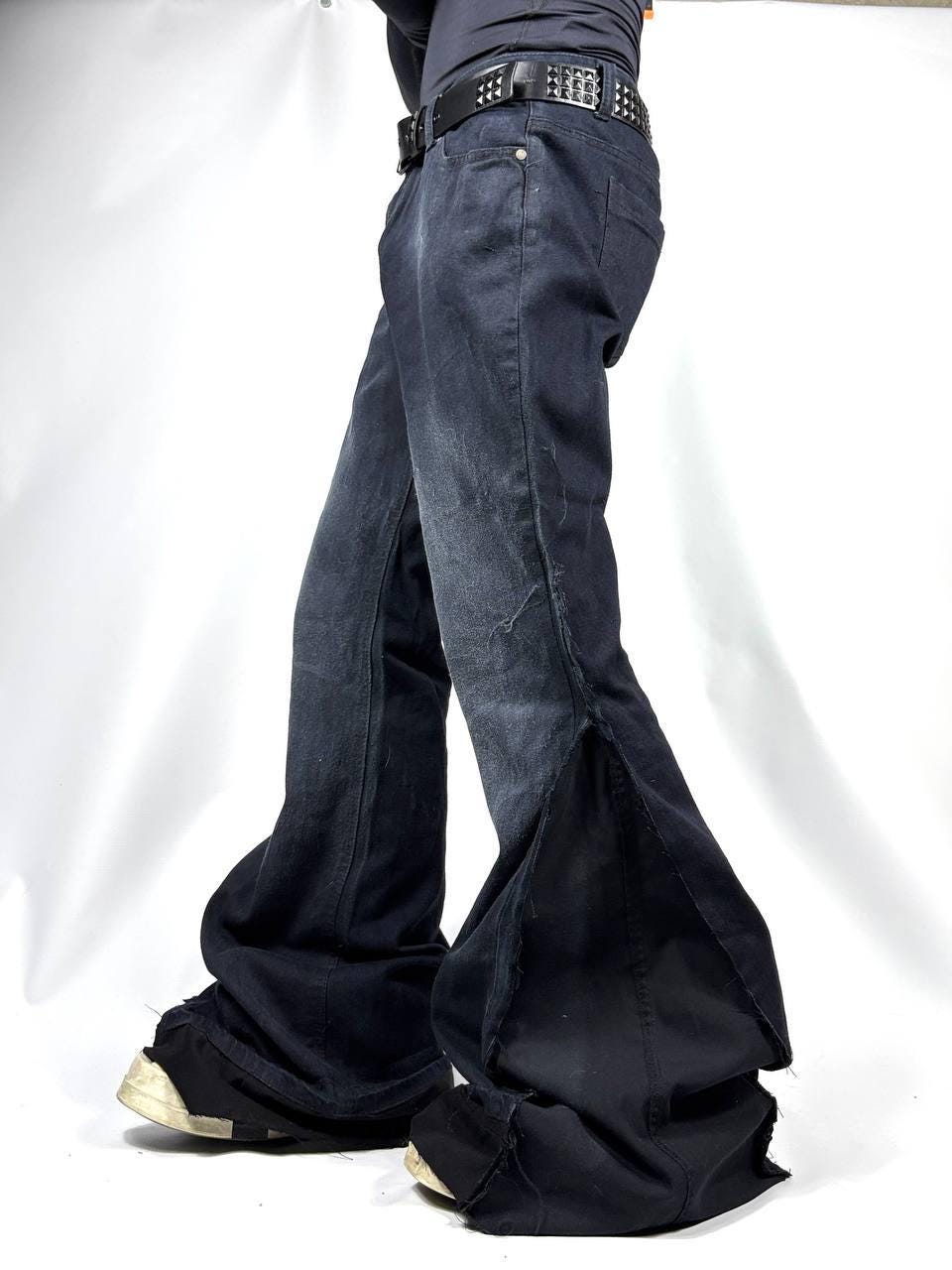 Ręcznie robione czarne rozszerzane jeansy – przetworzone spodnie gotyckie w stylu grunge z roku 2000