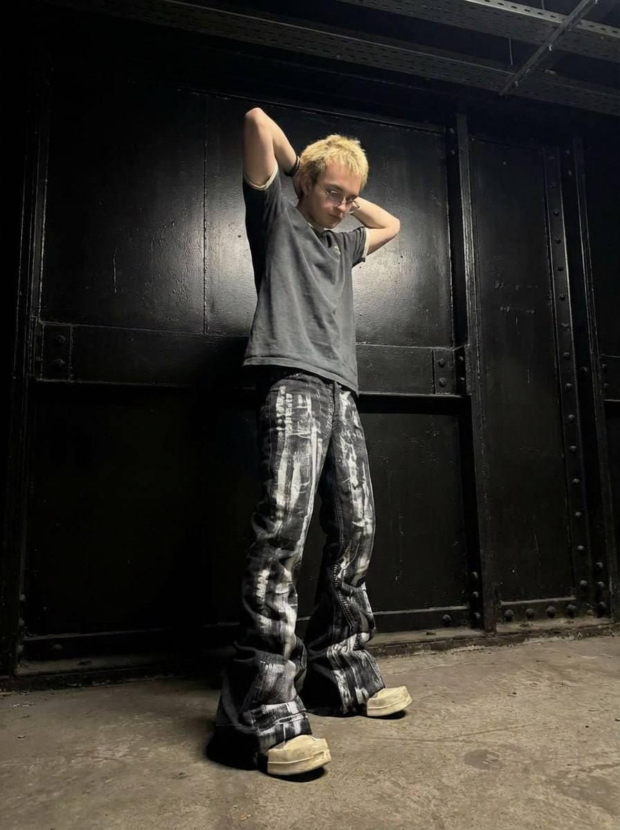 Malowane czarne dżinsy z szerokimi nogawkami: ręcznie robione spodnie w stylu grunge punk goth