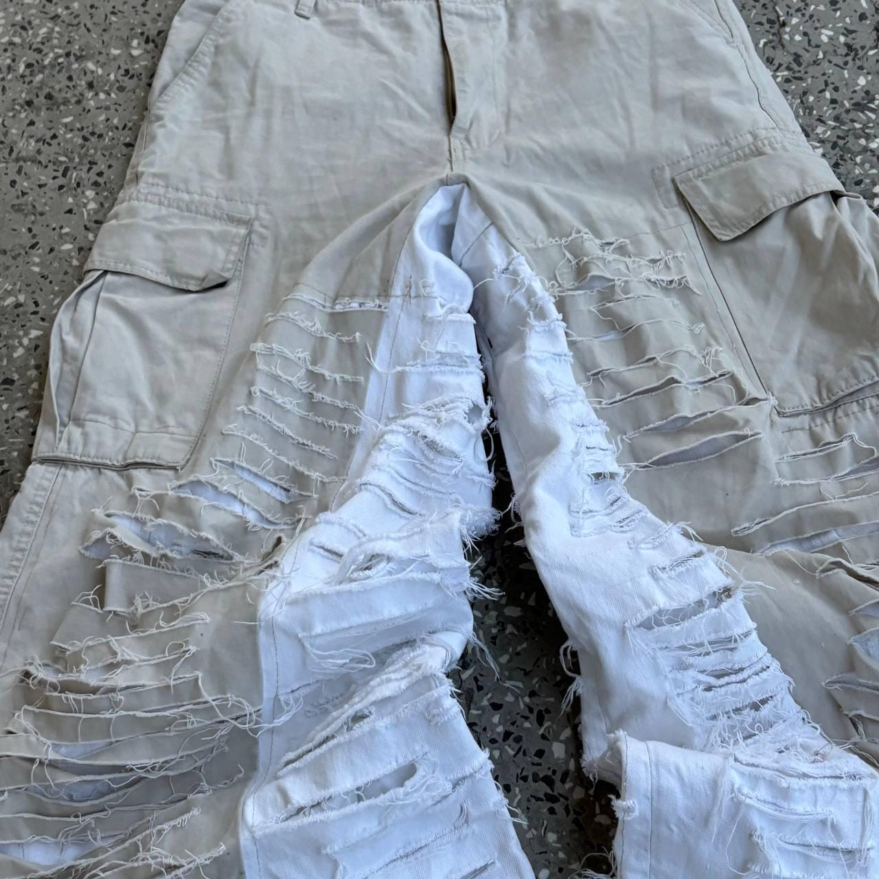 Ręcznie robione białe jeansy z szerokimi nogawkami – Y2K Goth Alt Streetwear