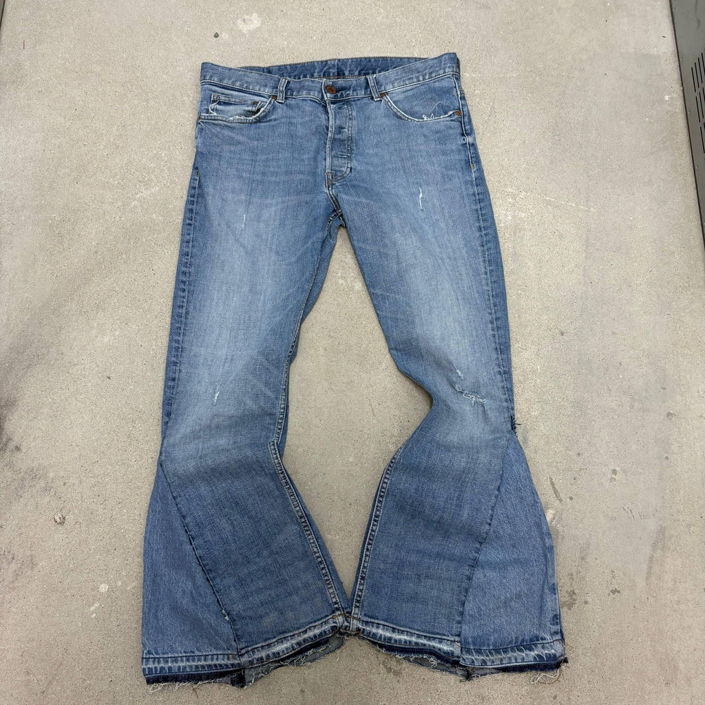 Jasnoniebieskie, spersonalizowane spodnie z szerokimi nogawkami: ręcznie robiony denim w stylu grunge