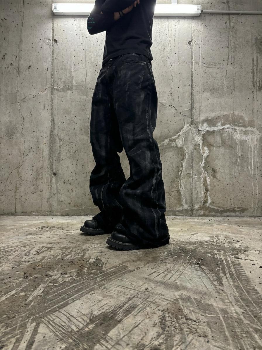 Czarne, woskowane, dzwony, ręcznie robione: Y2K Grunge Streetwear