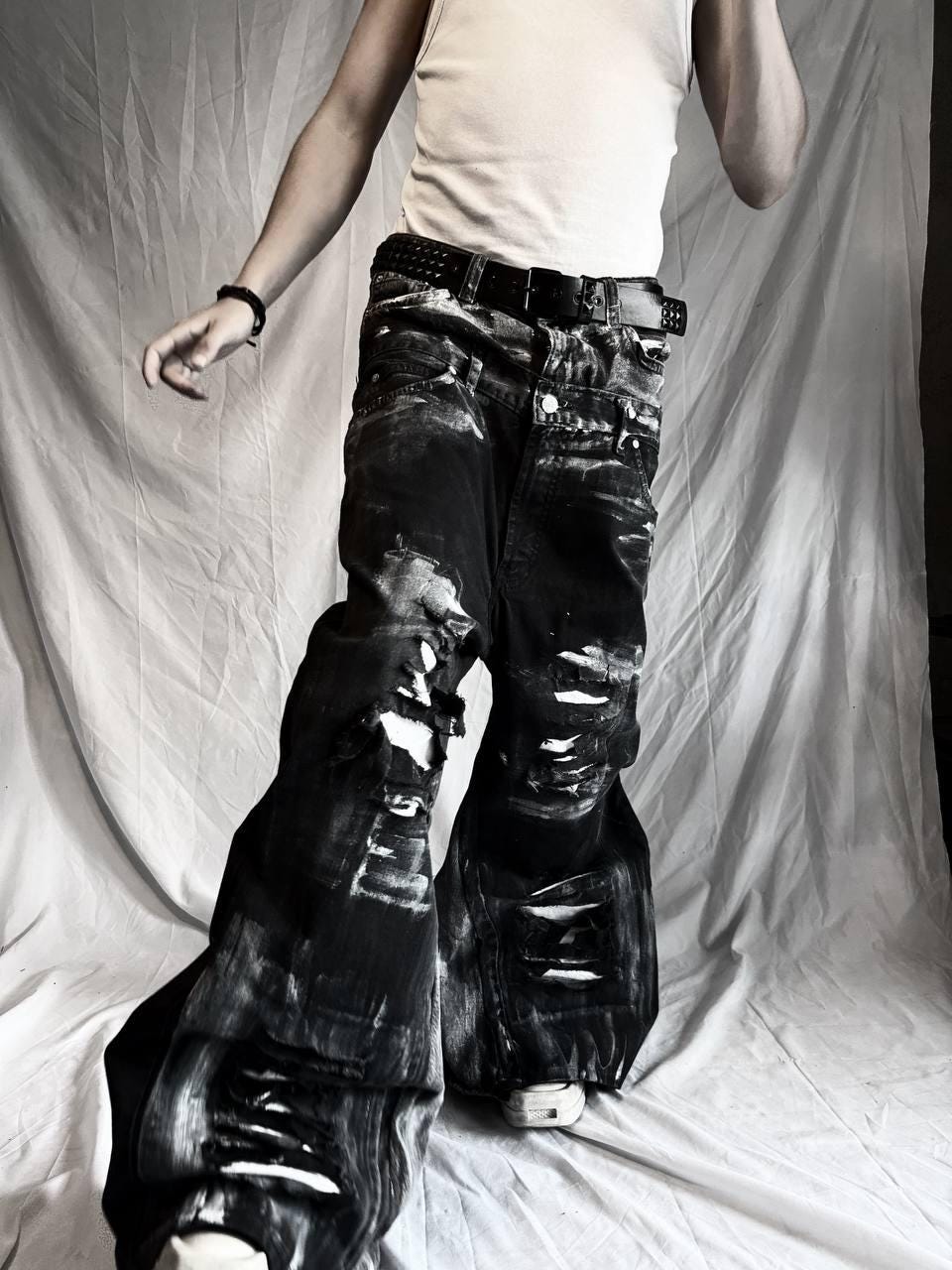 Malowane ręcznie, zniszczone dżinsy z szerokimi nogawkami: przetworzony denim w stylu punk gotyckim