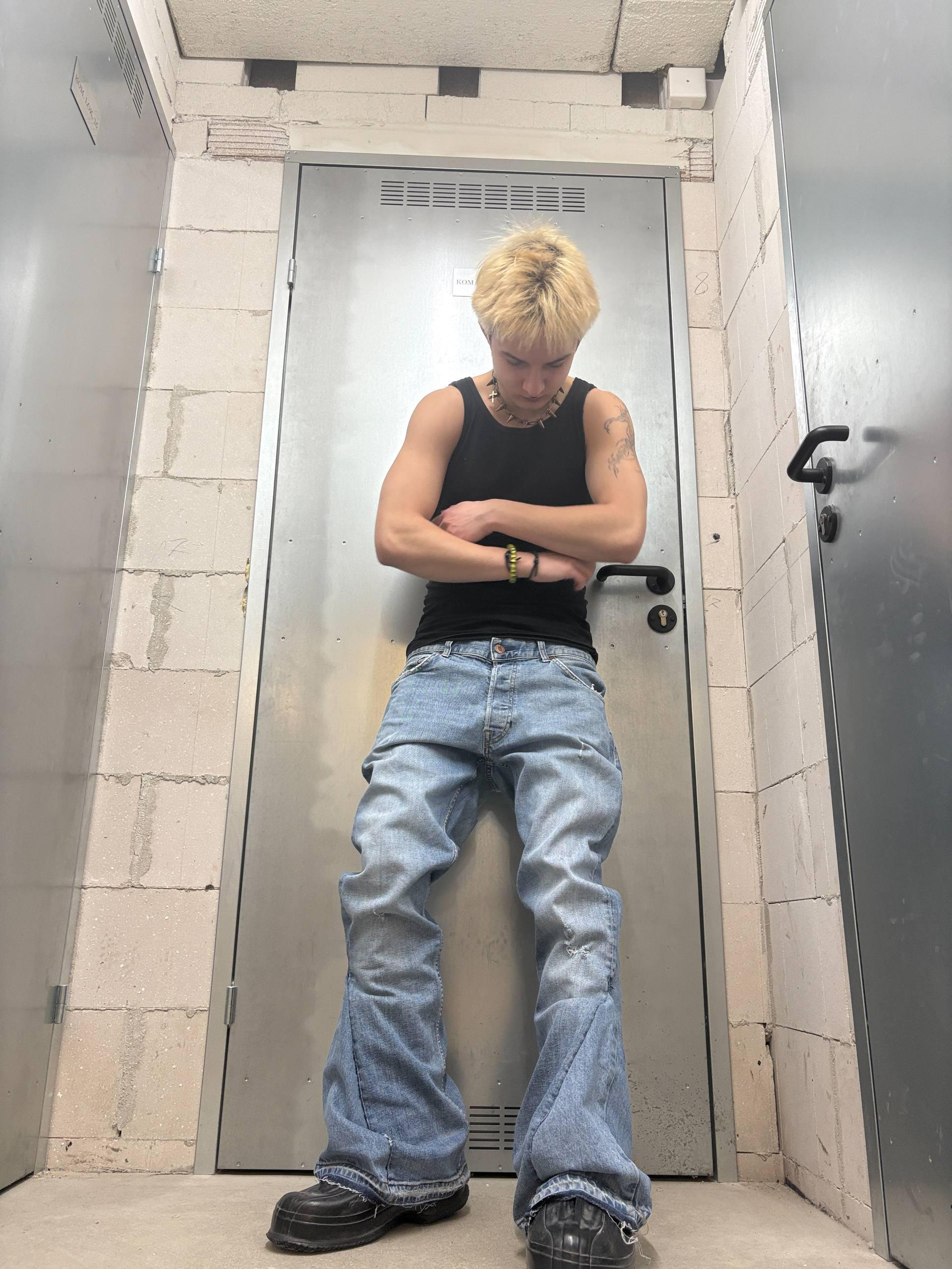 Jasnoniebieskie, spersonalizowane spodnie z szerokimi nogawkami: ręcznie robiony denim w stylu grunge