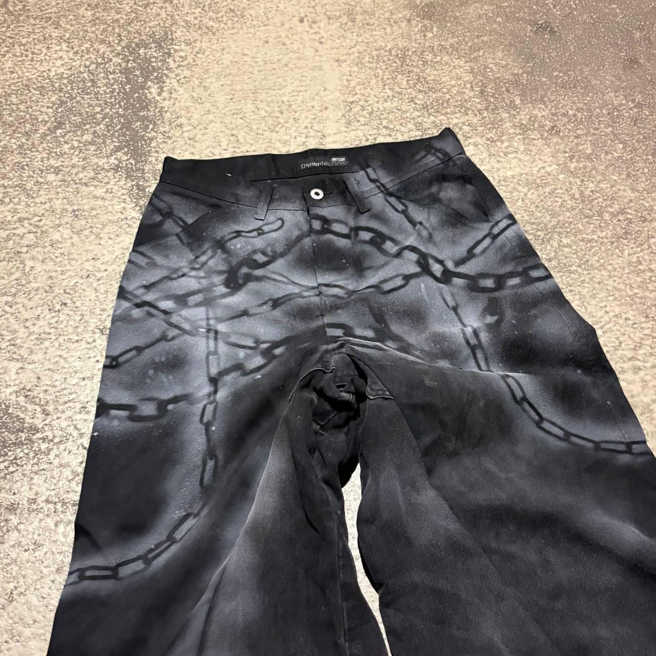 Ręcznie robione dżinsy gotyckie z szerokimi nogawkami: łańcuszki i spraye, spodnie punkowe z recyklingu