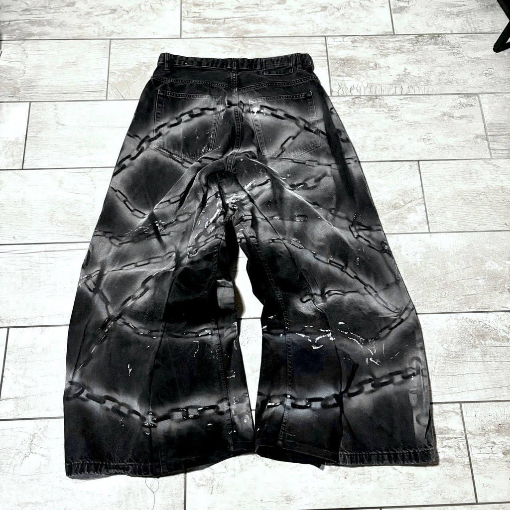 Ręcznie robione czarne, luźne jeansy punkowe: gotycka odzież uliczna z lat 2000 z łańcuchami