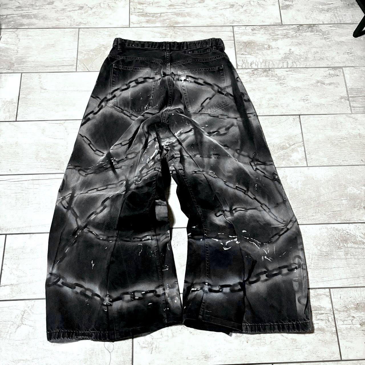 Ręcznie robione czarne, luźne jeansy punkowe: gotycka odzież uliczna z lat 2000 z łańcuchami