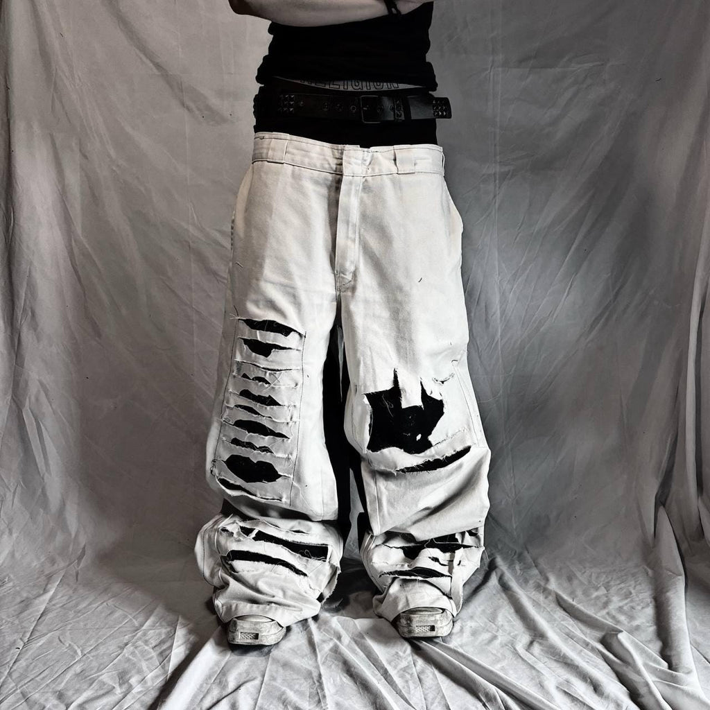 Znoszone białe jeansy z szerokimi nogawkami: Grunge Goth Y2K