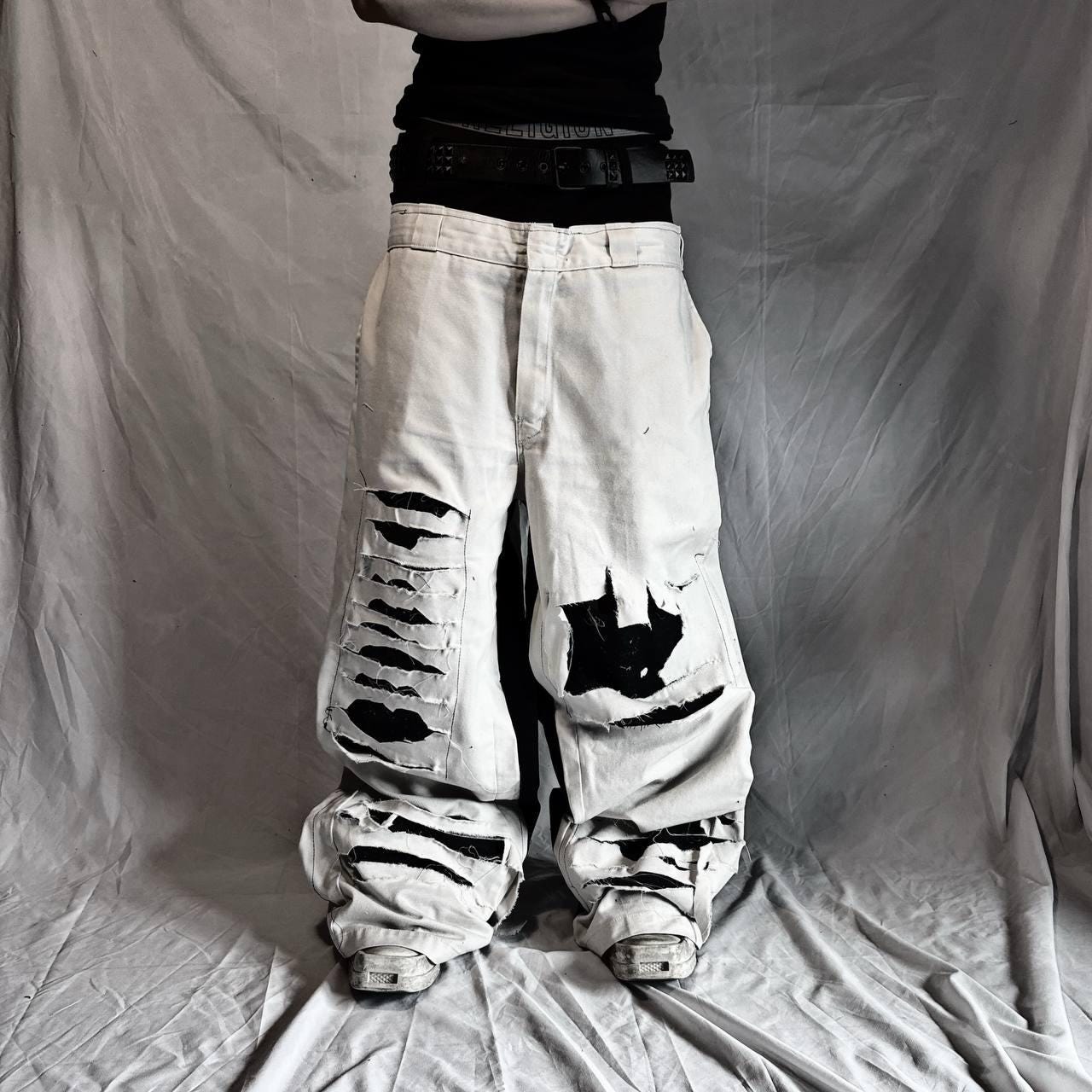 Znoszone białe jeansy z szerokimi nogawkami: Grunge Goth Y2K