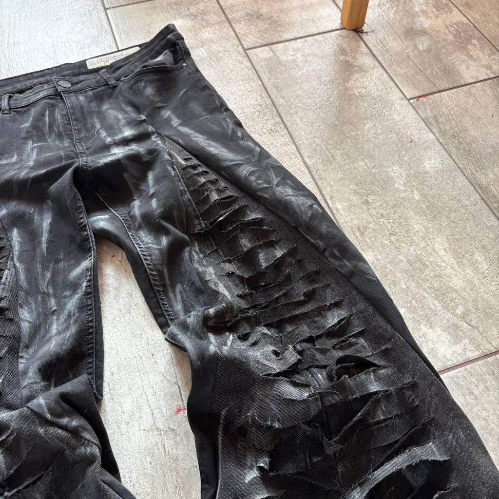 Ręcznie robione, czarne, rozkloszowane jeansy z szerokimi nogawkami w stylu gotyckim, punkowym i grunge'owym