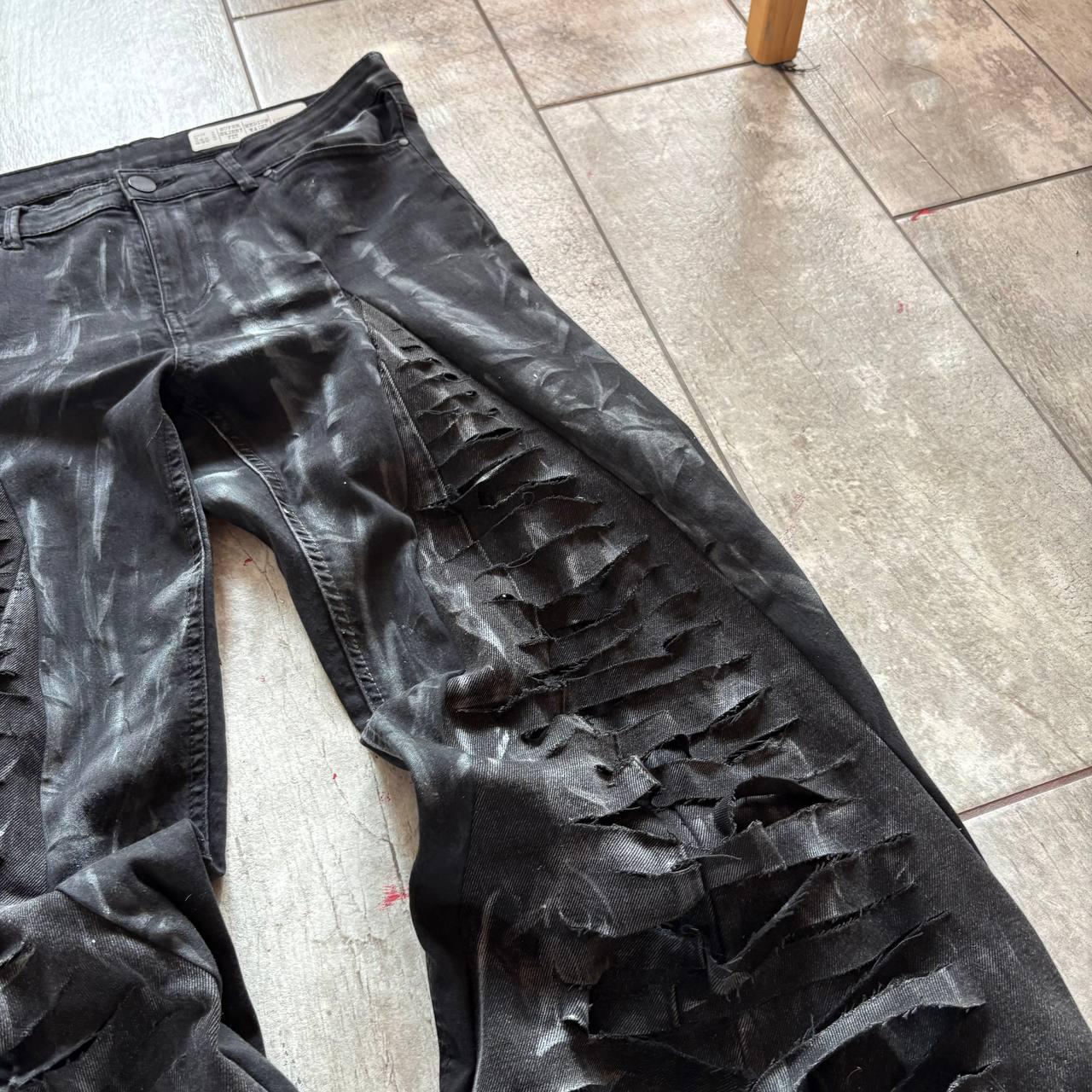 Ręcznie robione, czarne, rozkloszowane jeansy z szerokimi nogawkami w stylu gotyckim, punkowym i grunge'owym