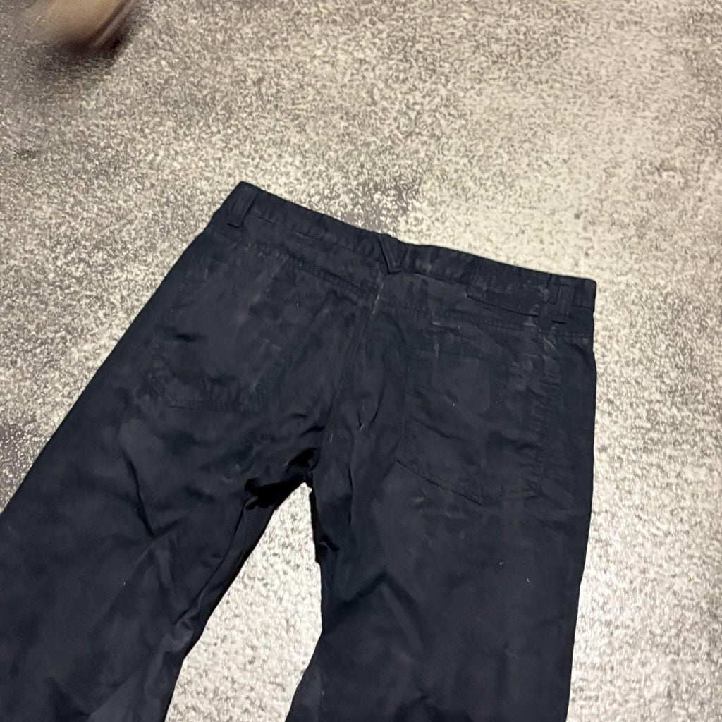 Czarne, ręcznie malowane, rozszerzane dżinsy: spodnie gotyckie w stylu grunge z 2000 r.