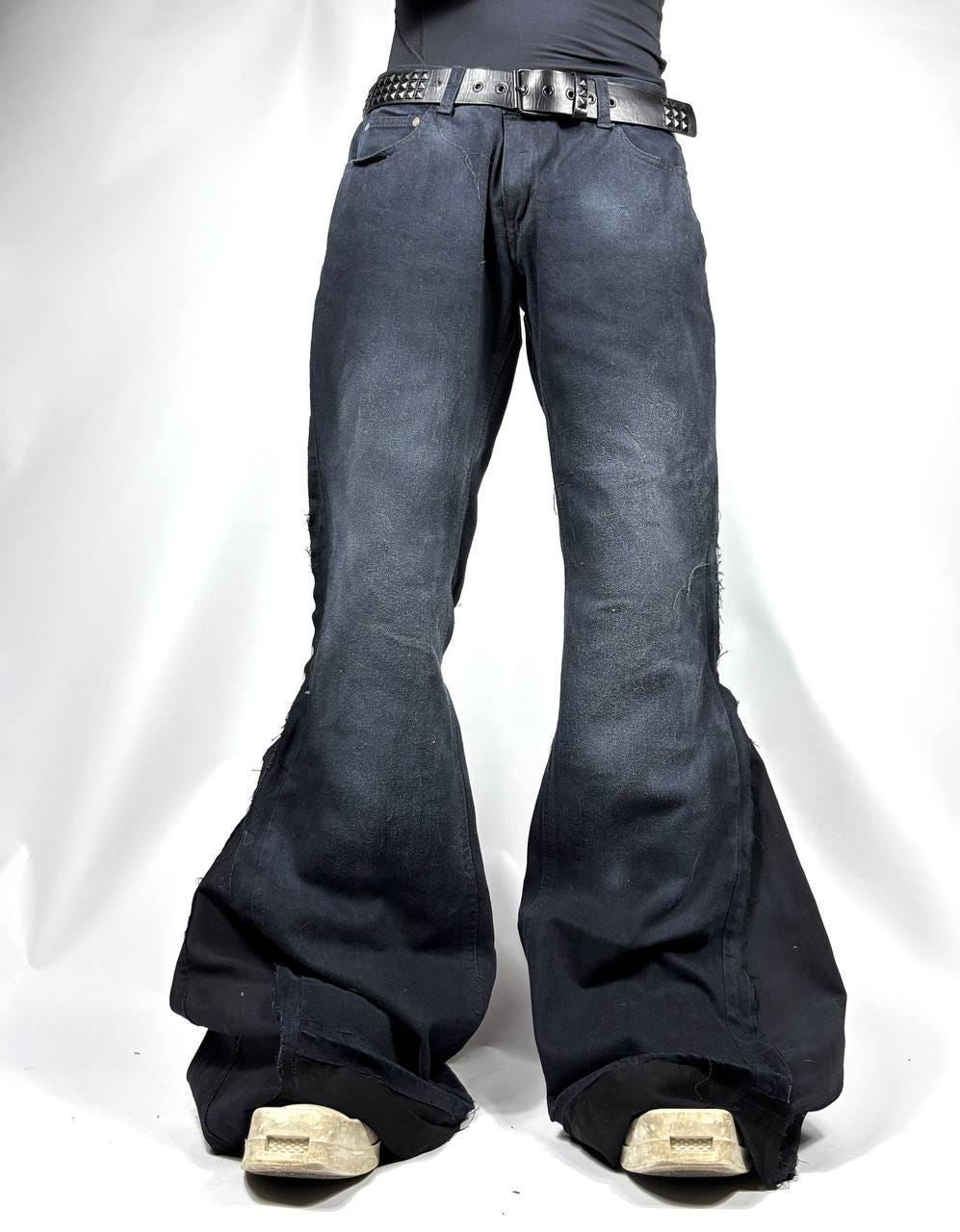 Ręcznie robione czarne rozszerzane jeansy – przetworzone spodnie gotyckie w stylu grunge z roku 2000