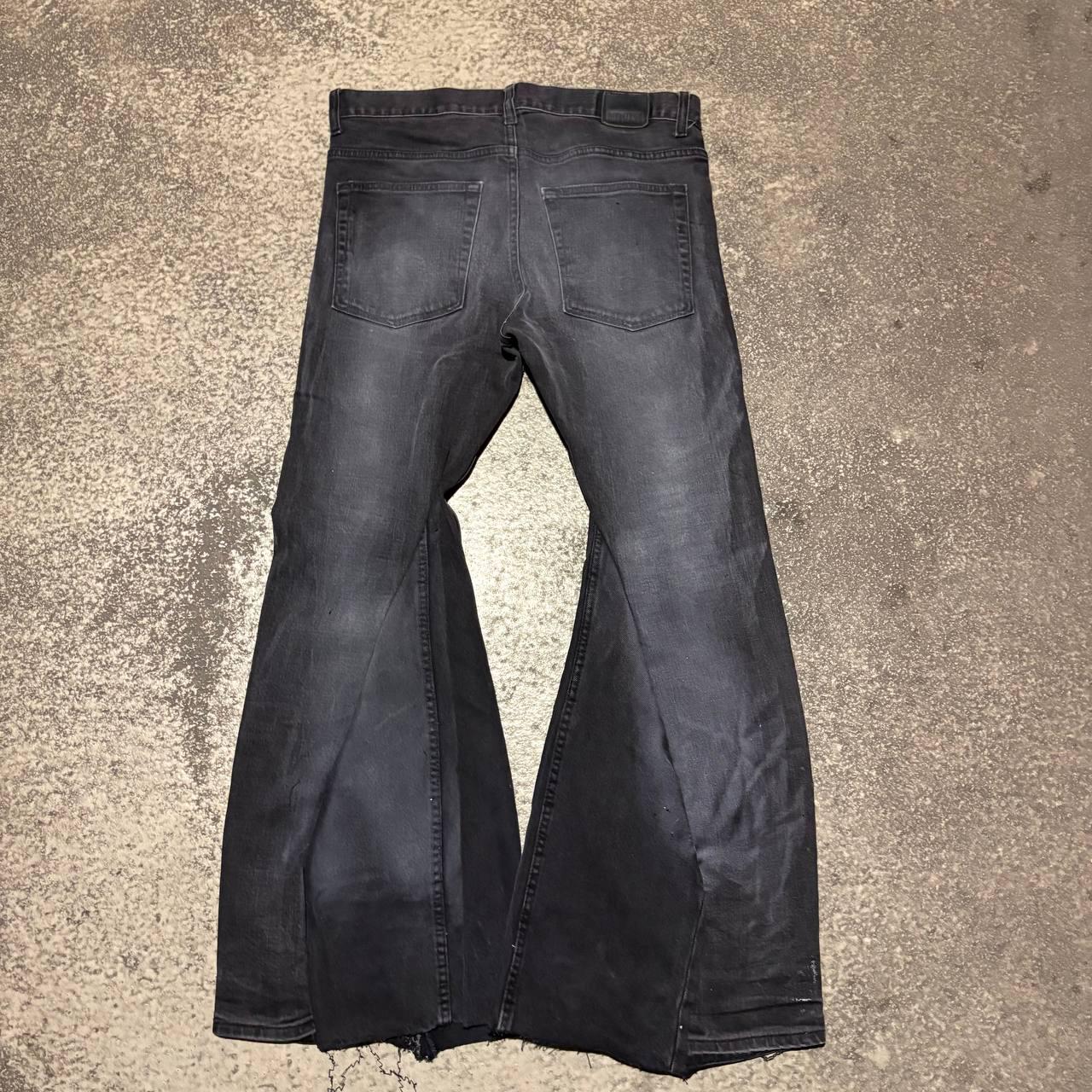 Ręcznie robione, czarne, malowane, rozszerzane jeansy: spodnie gotyckie w stylu grunge z 2000 r.