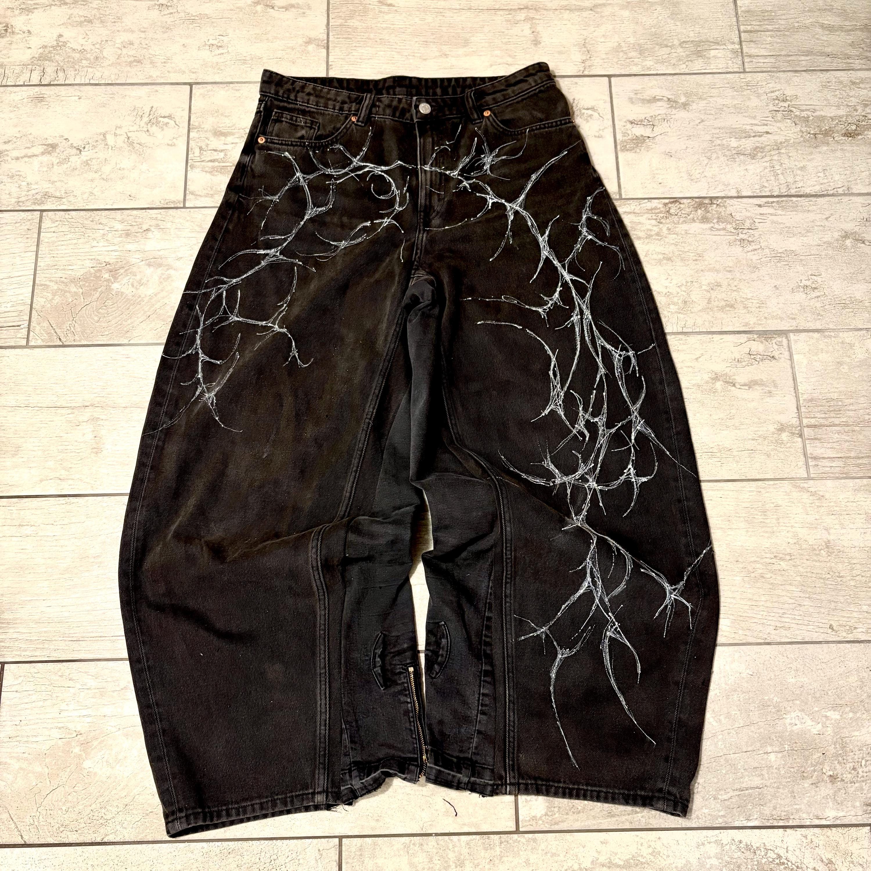 Ręcznie robione czarne spodnie Baggy z nadrukiem Cyber Sigilism – Y2K Grunge Techwear Szerokie nogawki Spodnie Streetwear na zamówienie