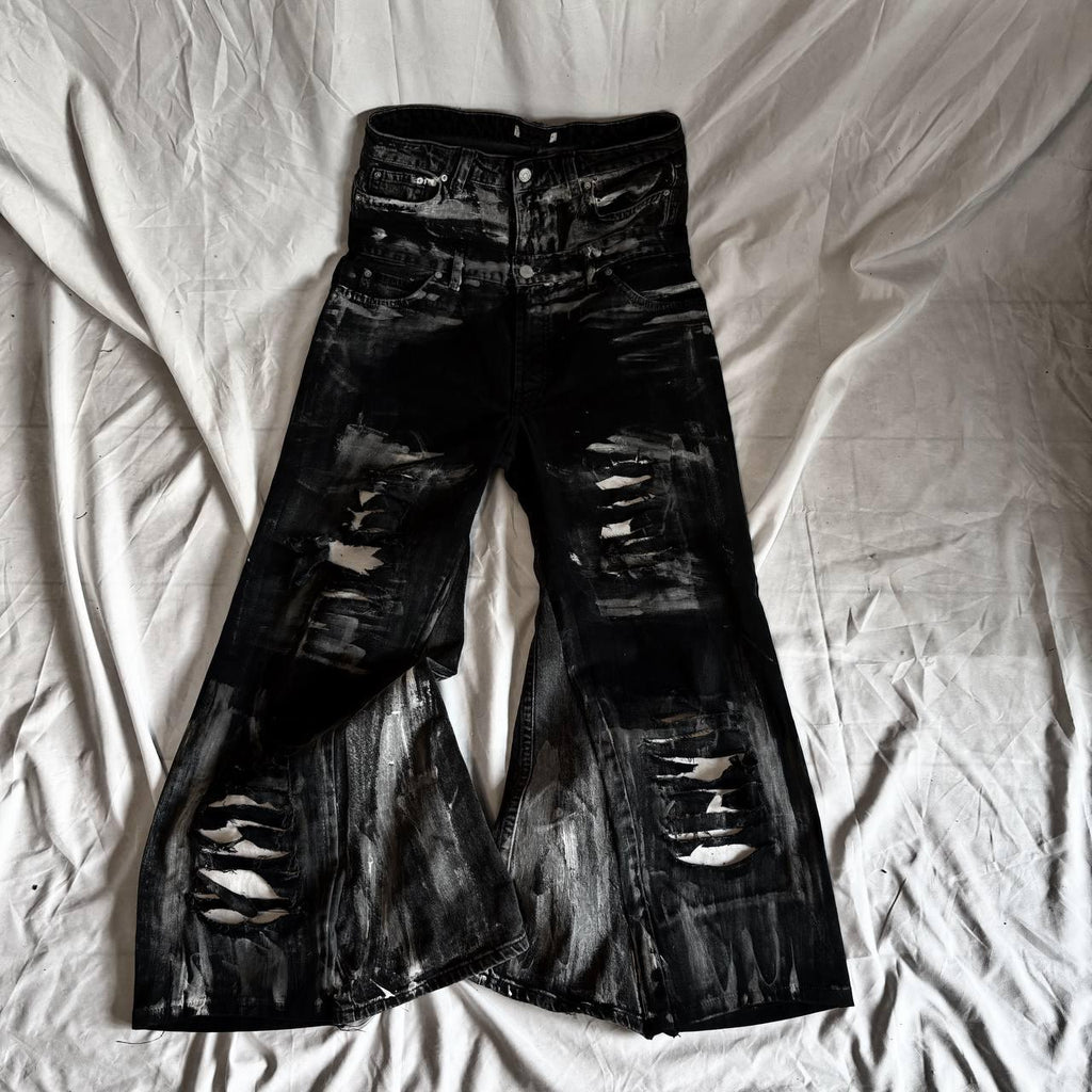 Malowane ręcznie, zniszczone dżinsy z szerokimi nogawkami: przetworzony denim w stylu punk gotyckim