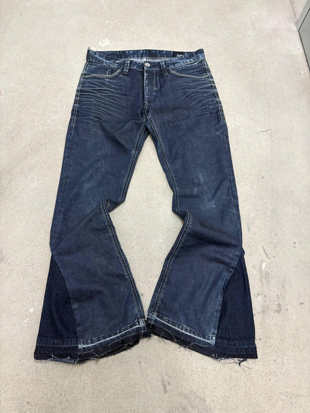 Ciemnoniebieskie spodnie z szerokimi nogawkami Custom: ręcznie robiony denim w stylu grunge